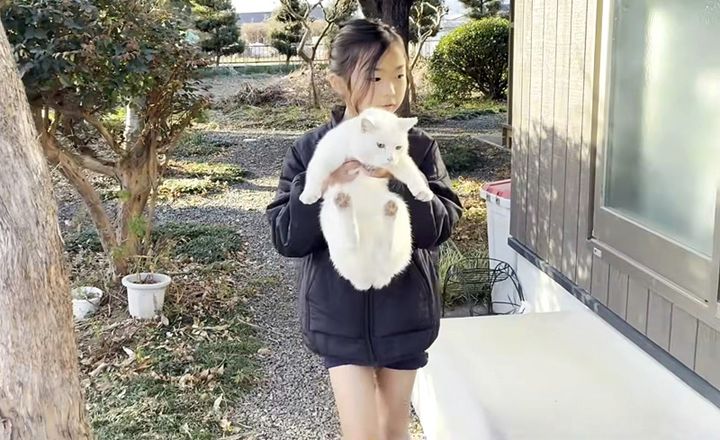 仲良しな女の子と猫