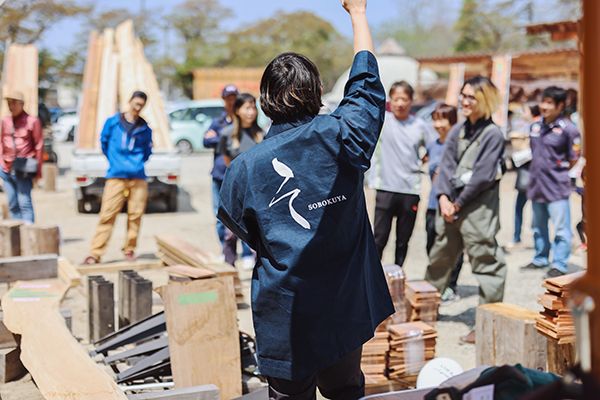 【山梨県北杜市】伝統建築を届ける素朴屋が「原木市」開催！原木競りからお笑いライブまで楽しめる一日