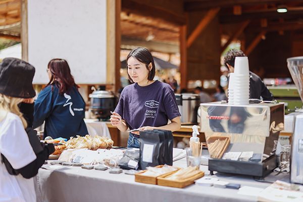 【山梨県北杜市】伝統建築を届ける素朴屋が「原木市」開催！原木競りからお笑いライブまで楽しめる一日