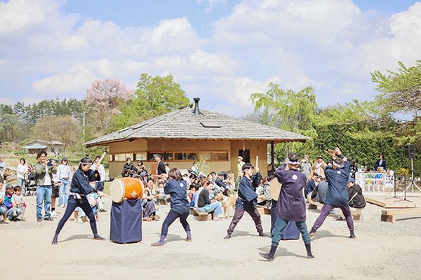 【山梨県北杜市】伝統建築を届ける素朴屋が「原木市」開催！原木競りからお笑いライブまで楽しめる一日