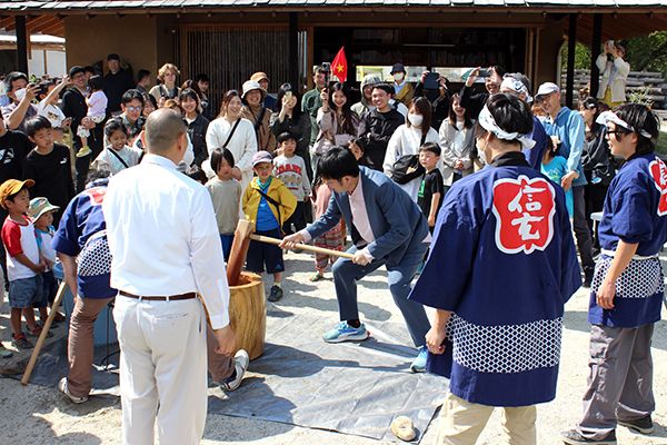 【山梨県北杜市】伝統建築を届ける素朴屋が「原木市」開催！原木競りからお笑いライブまで楽しめる一日