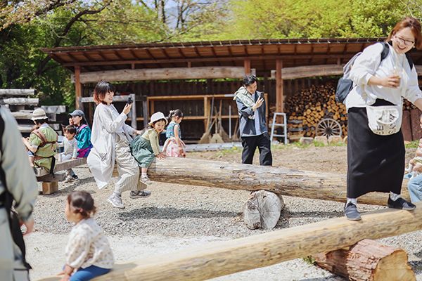 【山梨県北杜市】伝統建築を届ける素朴屋が「原木市」開催！原木競りからお笑いライブまで楽しめる一日