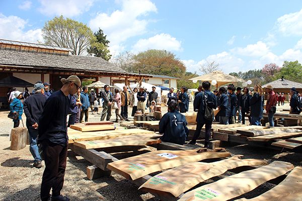 【山梨県北杜市】伝統建築を届ける素朴屋が「原木市」開催！原木競りからお笑いライブまで楽しめる一日