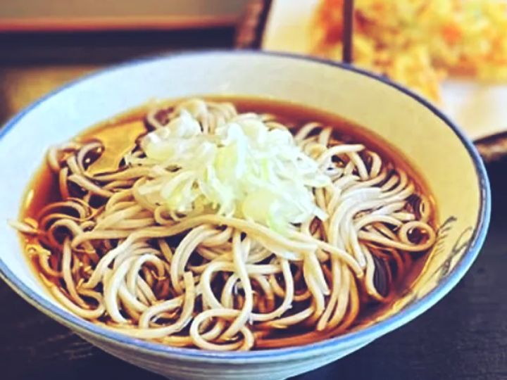 大曲食堂人気メニュー「西馬音内そば」