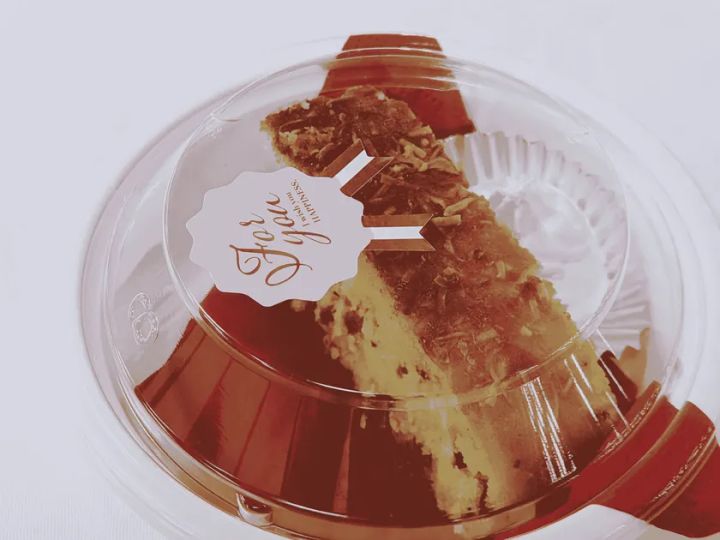 新商品の「いぶりがっこフロマージュケーク」(1)