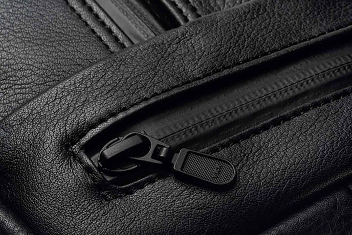 大小二つのポケットも含めファスナーは止水タイプなので、少々の雨なら問題ありません