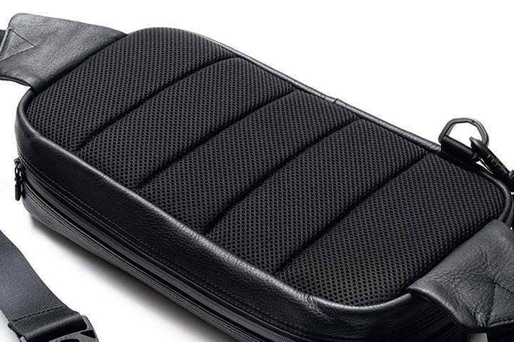 ジャケットと接する面は滑りにくいメッシュ生地を採用し、べたつきも抑止します