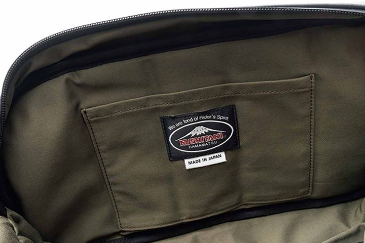 裏地はコットン100％で仕切りポケット付き。タグにはMADE IN JAPANの証が