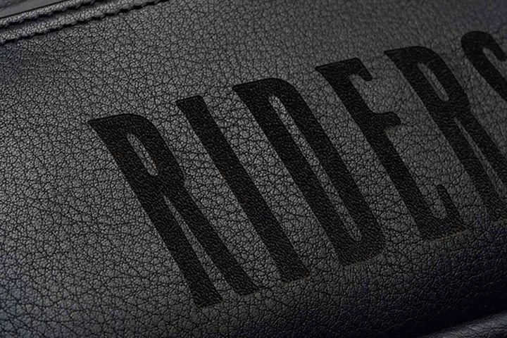 オリジナル仕様として、表面に「RIDERS CLUB」のロゴをレーザー加工で入れました