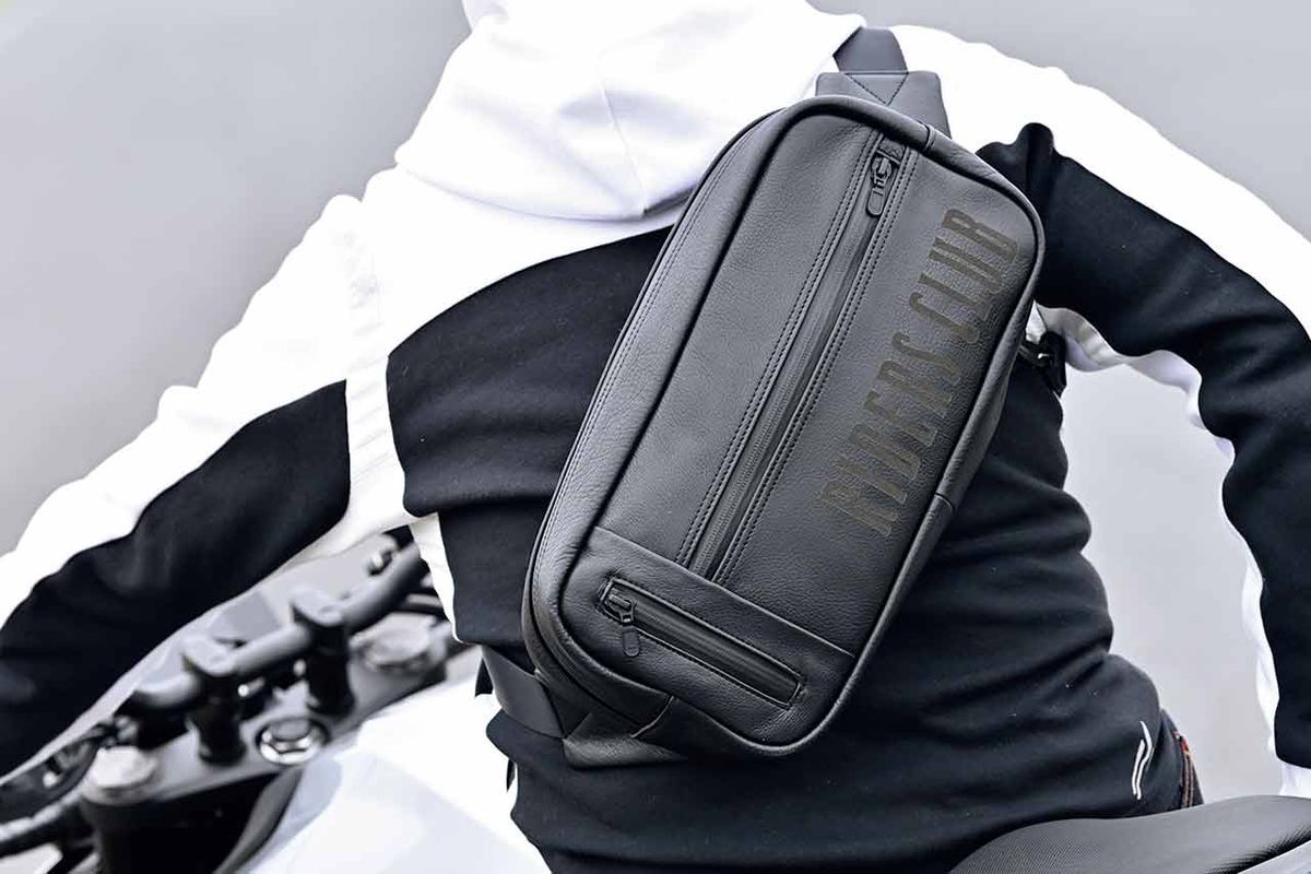 フッ素加工した撥水牛革のワンショルダーバッグが発売中！【クシタニ