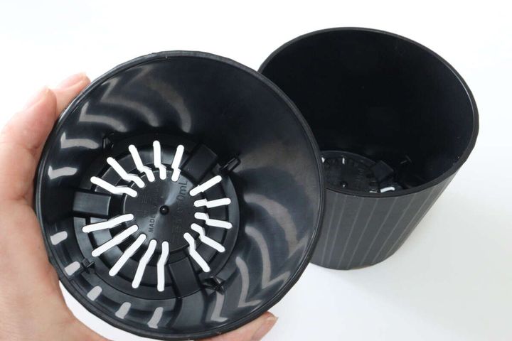 ダイソーのエコポットの底穴