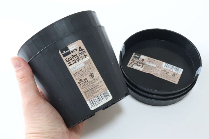 ダイソーの4号サイズの植木鉢と受け皿