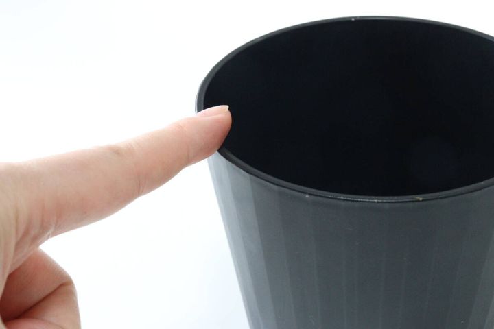 ダイソーのエコポットはストライプ模様のミニマルデザイン