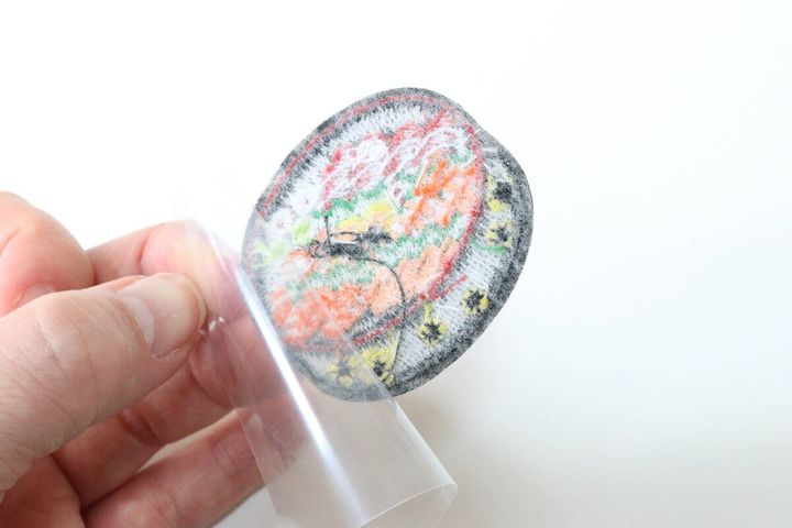ダイソーのシールのように貼れるワッペン