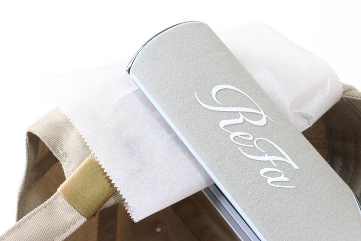 ダイソーのワッペンをヘアアイロンで接着する様子