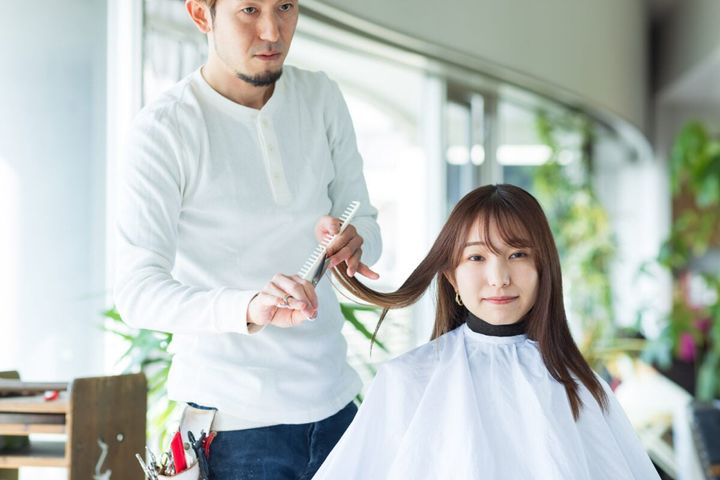同じ美容師に担当してもらっている場合、指名料を払わないと失礼？（画像はイメージ）