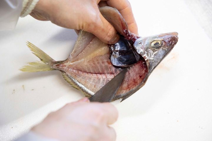 さらに深く包丁を入れる