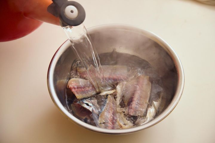 アジの頭と骨の下ごしらえ