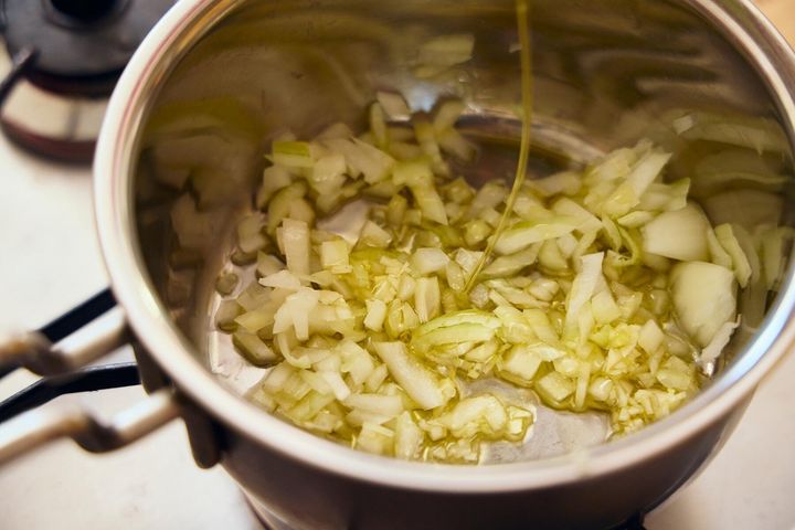 玉ねぎを炒める