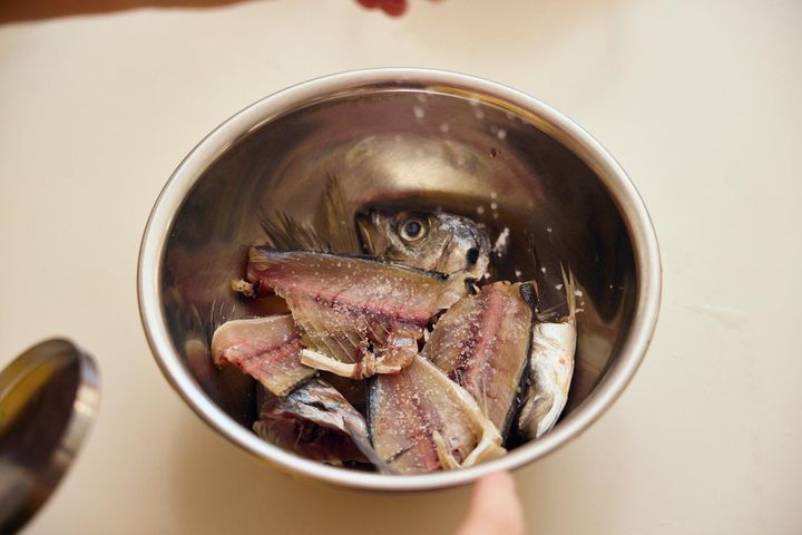 アジの頭と骨の下ごしらえ