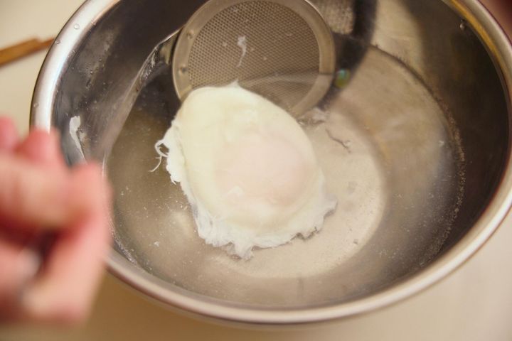 ポーチドエッグをつくる④