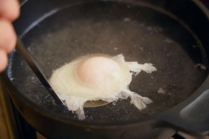 ポーチドエッグをつくる③