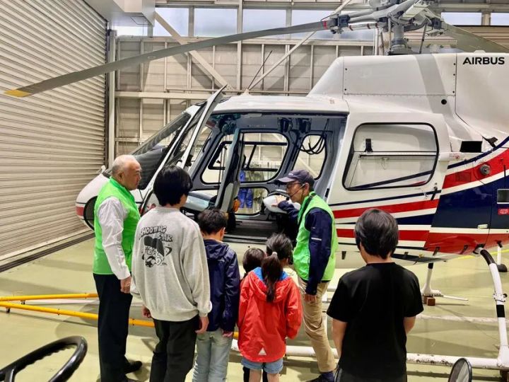 ヘリコプターの仕組みや安全面を学ぶ子供たち