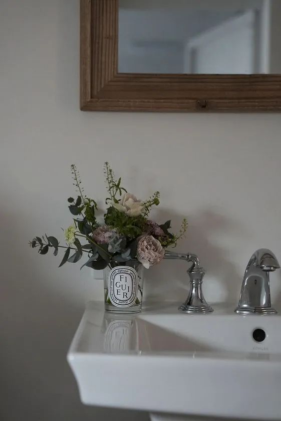 水場に小さなお花を飾る