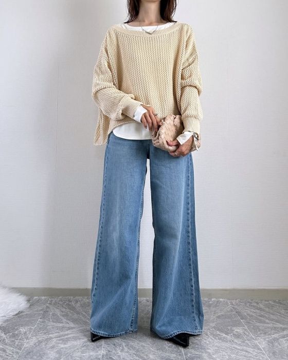 UNIQLO：C「ローライズワイドジーンズ」ブルーニットコーディネート