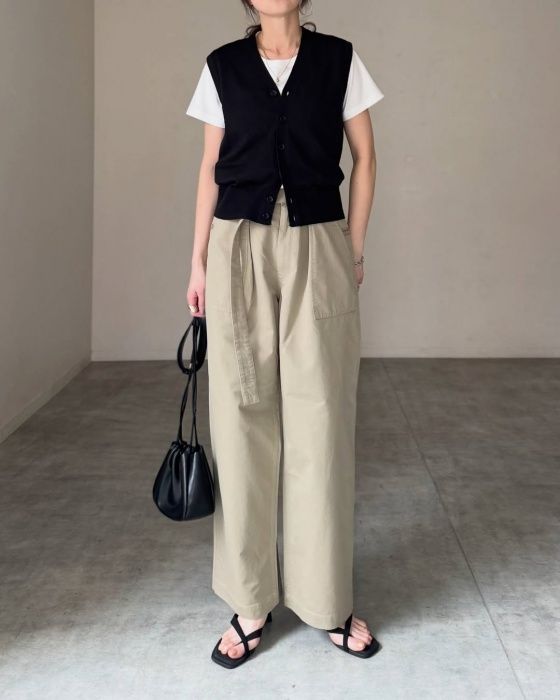 Uniqlo U「ウォッシャブルボタンダウンニットベスト」ブラックパンツコーディネート