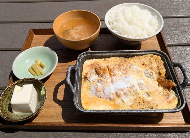 熱々の鉄鍋で提供される天城軍鶏かつ煮定食（税込1,760円）
