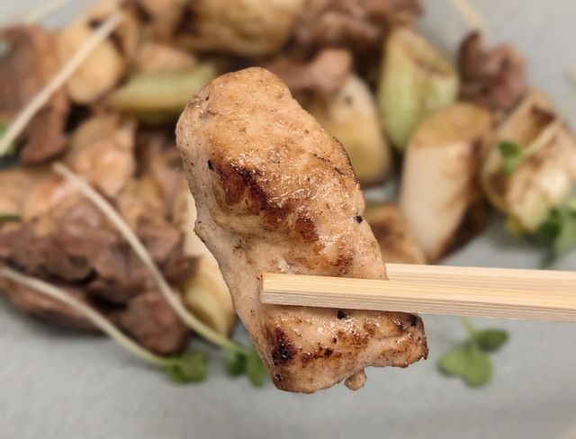 箸でつまむと伝わるしっかりとした肉の弾力