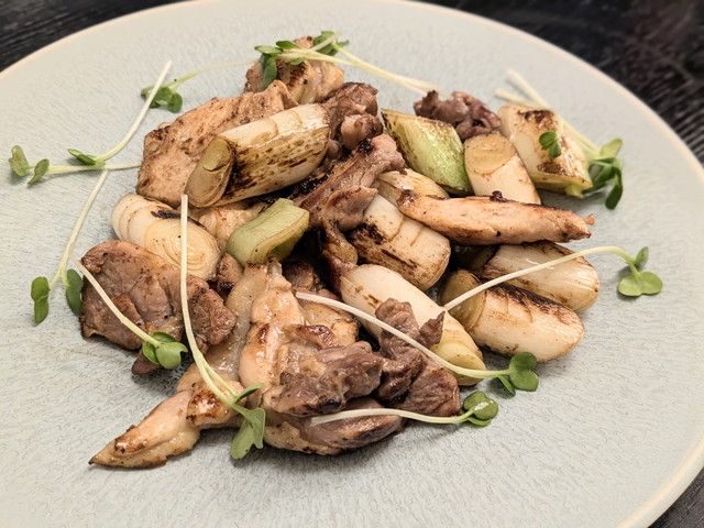 塩ベースにネギを合わせた天城軍鶏焼（2,000円）