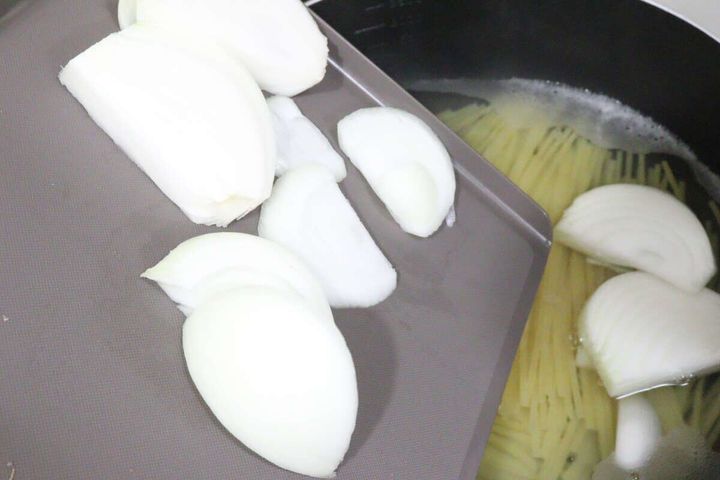 フチ付き抗菌まな板 そのまま鍋へ