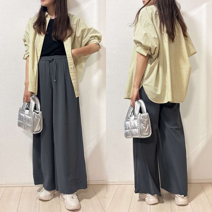 イエローストライプシャツとダークグレーワイドパンツのカジュアルコーデ全身