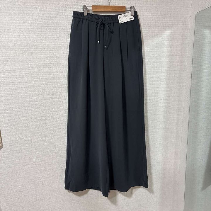 GUのドレープワイドパンツダークグレーの正面ハンガー掛け