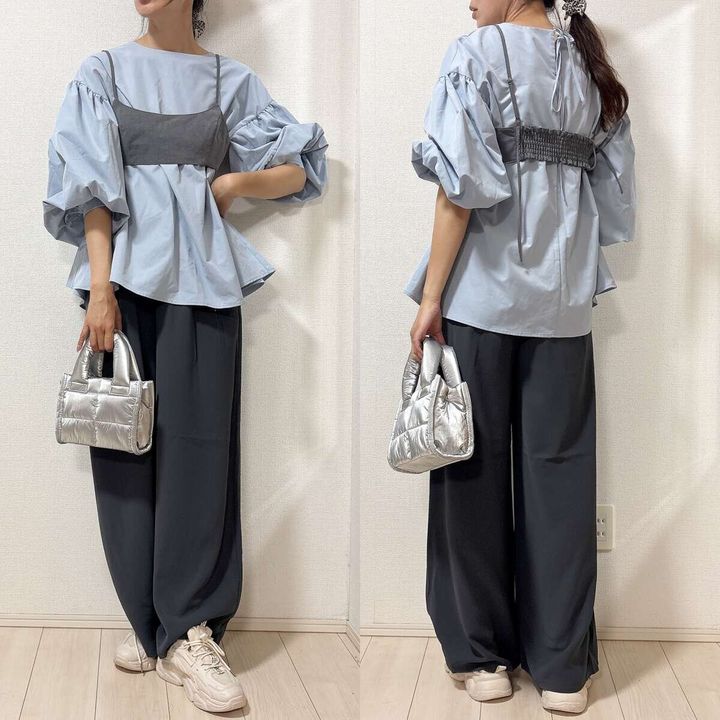 ライトブルーブラウスとグレービスチェとワイドパンツのメリハリコーデ全身