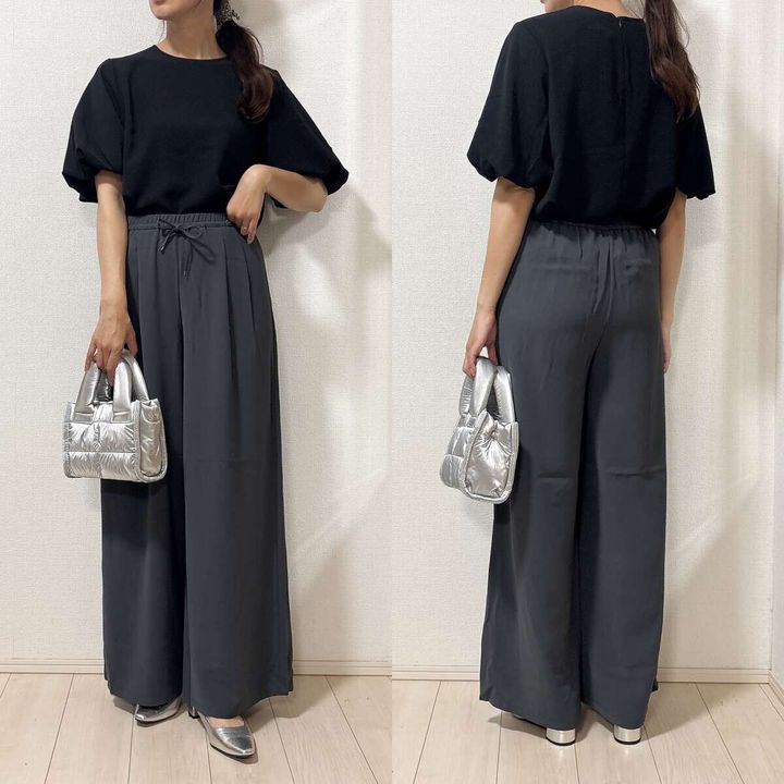 ブラックブラウスとダークグレーワイドパンツのきれいめコーデ全身