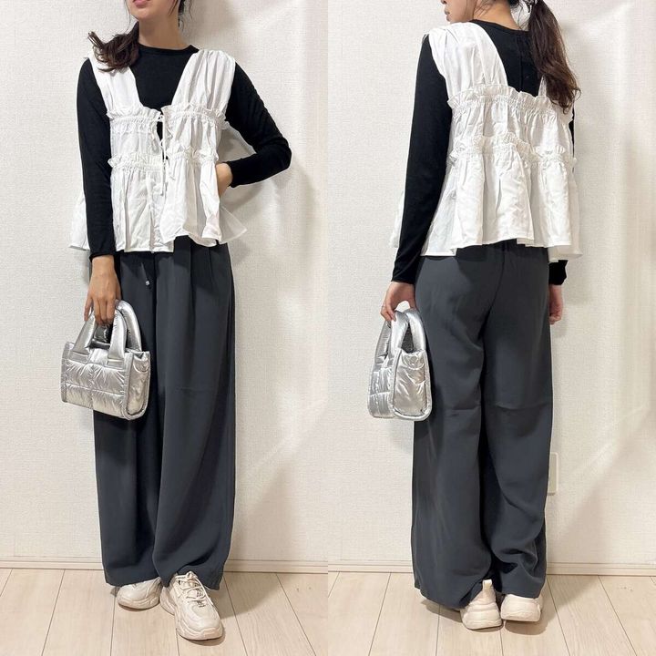 ブラックトップスと白フリルビスチェとワイドパンツのカジュアルコーデ全身