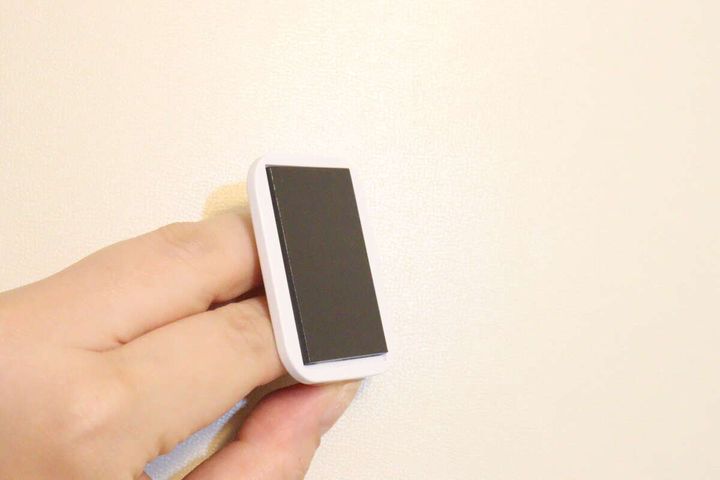 ダイソーのフック（バス用マグネット、2個）を貼り付ける