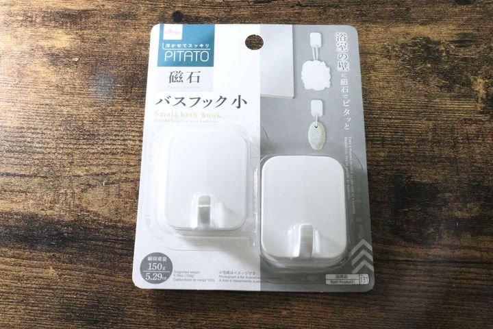 ダイソーのフック（バス用マグネット、2個）のパッケージ