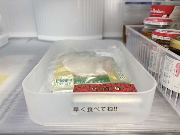 「早く食べてね!!」とラベリングされた冷蔵庫内の透明ケースに入った肉や食材