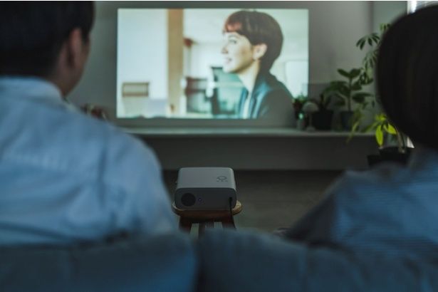 プロジェクターを設置すれば、いつもの部屋が一気にシアタールームへ (C)Graphs / PIXTA