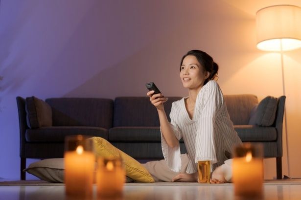 映画鑑賞には、リラックスできるイスやソファがマスト！ (C)shimi / PIXTA