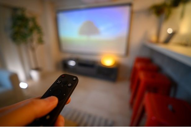 最新ホームシアターシステムで映画館さながらの臨場感＆没入感を (C)Graphs / PIXTA