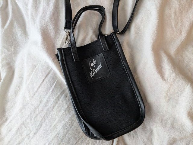 Café Kitsunéスマホショルダー全体