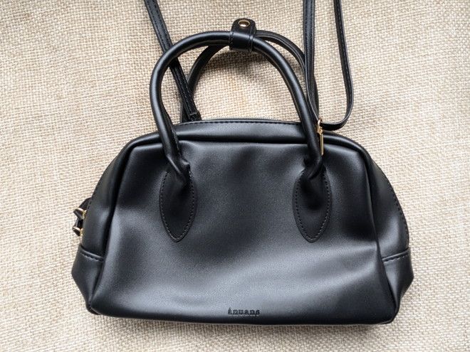 ブラックのスムースなレザー調素材