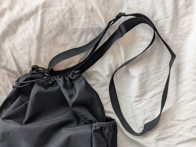 ショルダーストラップを付けた状態のバッグ