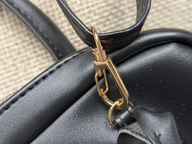 ショルダーストラップのゴールドナスカン金具アップ