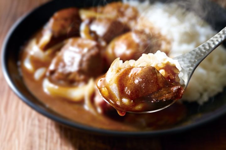 カレーをスプーンですくうイメージ